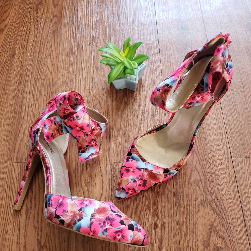 Beautiful pink floral heels. Size 9